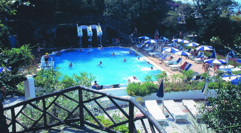 piscina-con-cascata